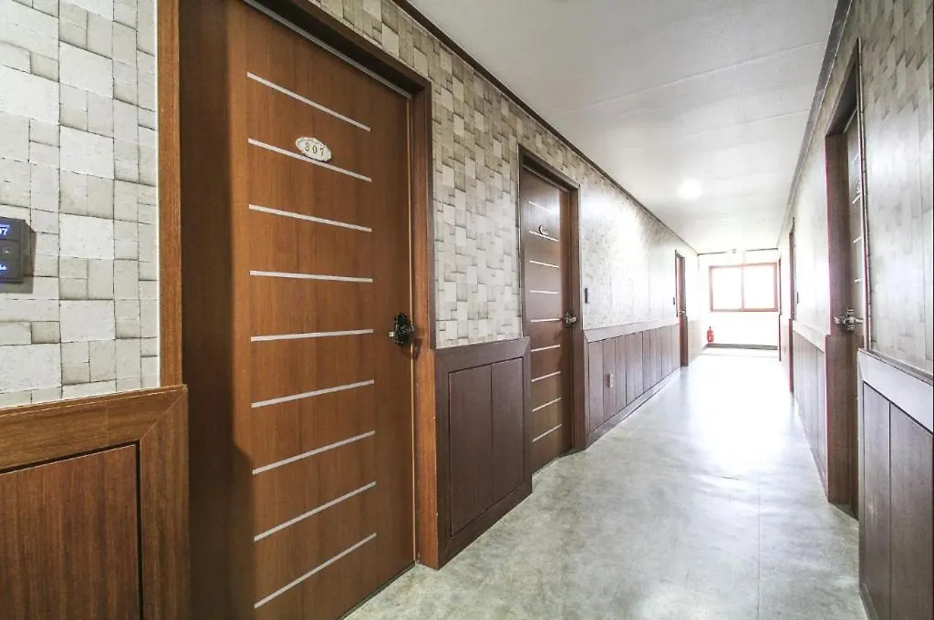 ג'גו Woorim Hotel 2*,