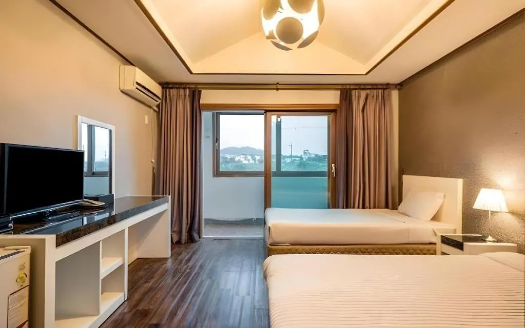 Woorim Hotel Jeju 2*,