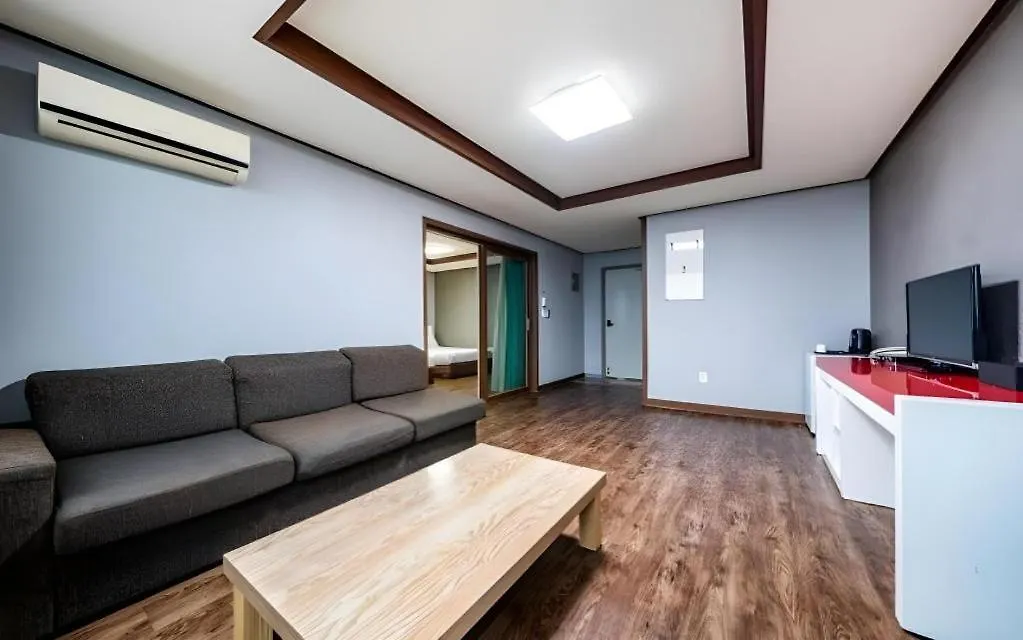 Woorim Hotel Jeju 2*,